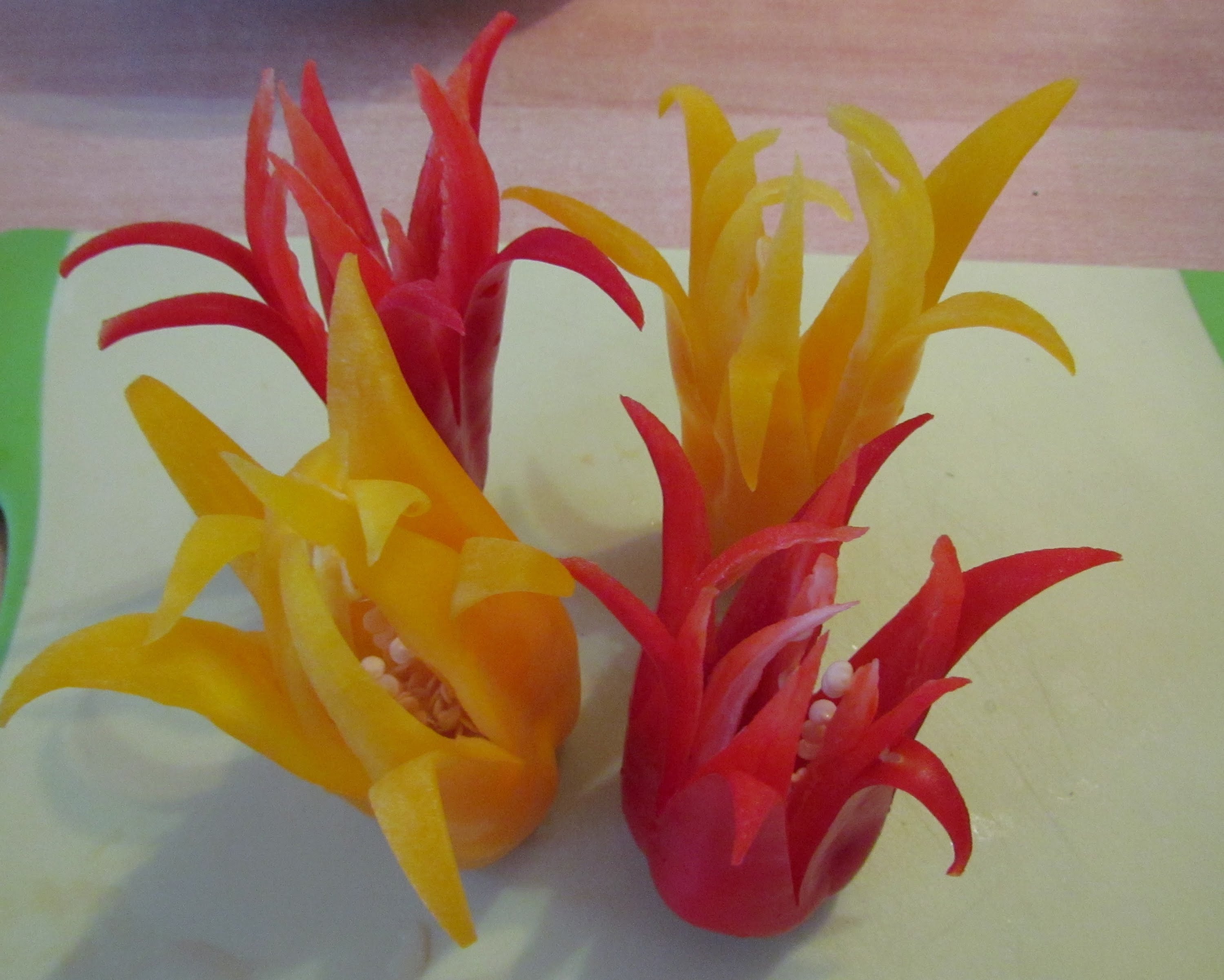 Cách tỉa hoa Ly từ quả ớt -Carving flower from Paprika. -從蔬菜雕刻花