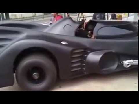 Khi xe Batman đi đổ xăng