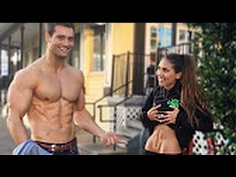 Phản ứng của các chị em khi thấy trai Gym khoe 6 múi trên đường
