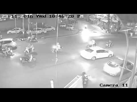 Ôtô hất văng xe máy 2 mét sau cú tông trực diện