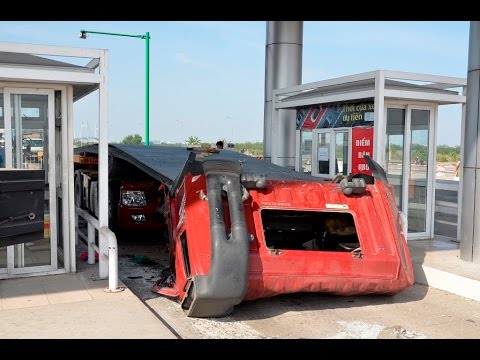 Gần 50 tấn thép lá cán lìa đầu xe container