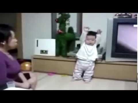Em bé bị mẹ phạt siêu dễ thương