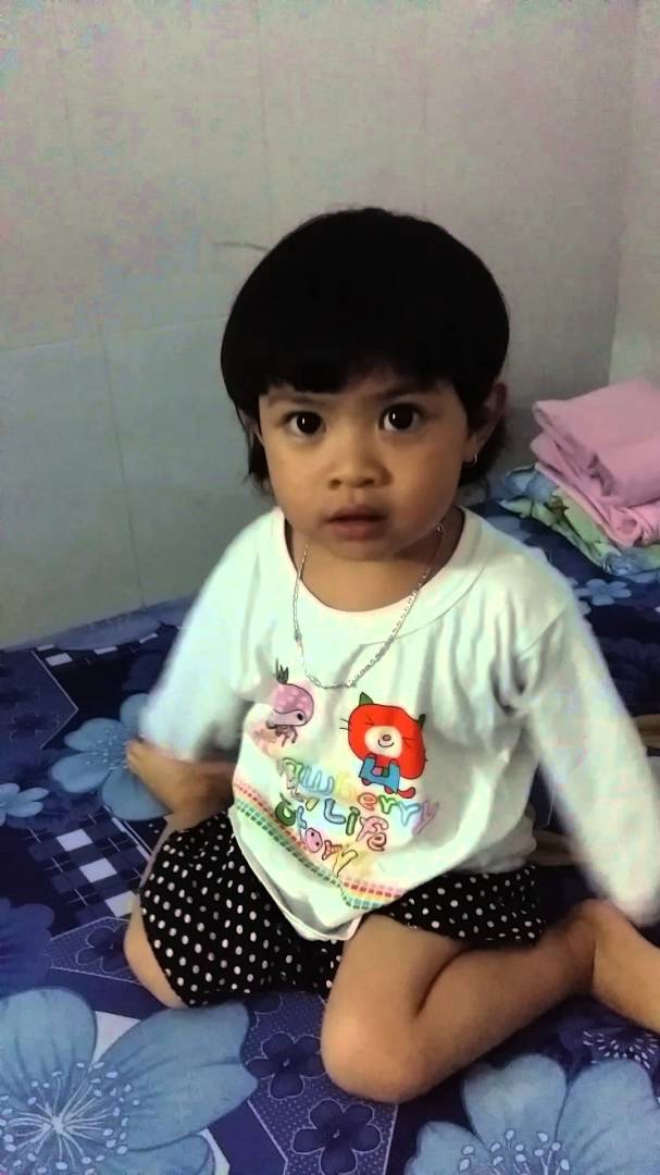 Sẻ con không ngoan bị cha phạt rất đáng yêu.