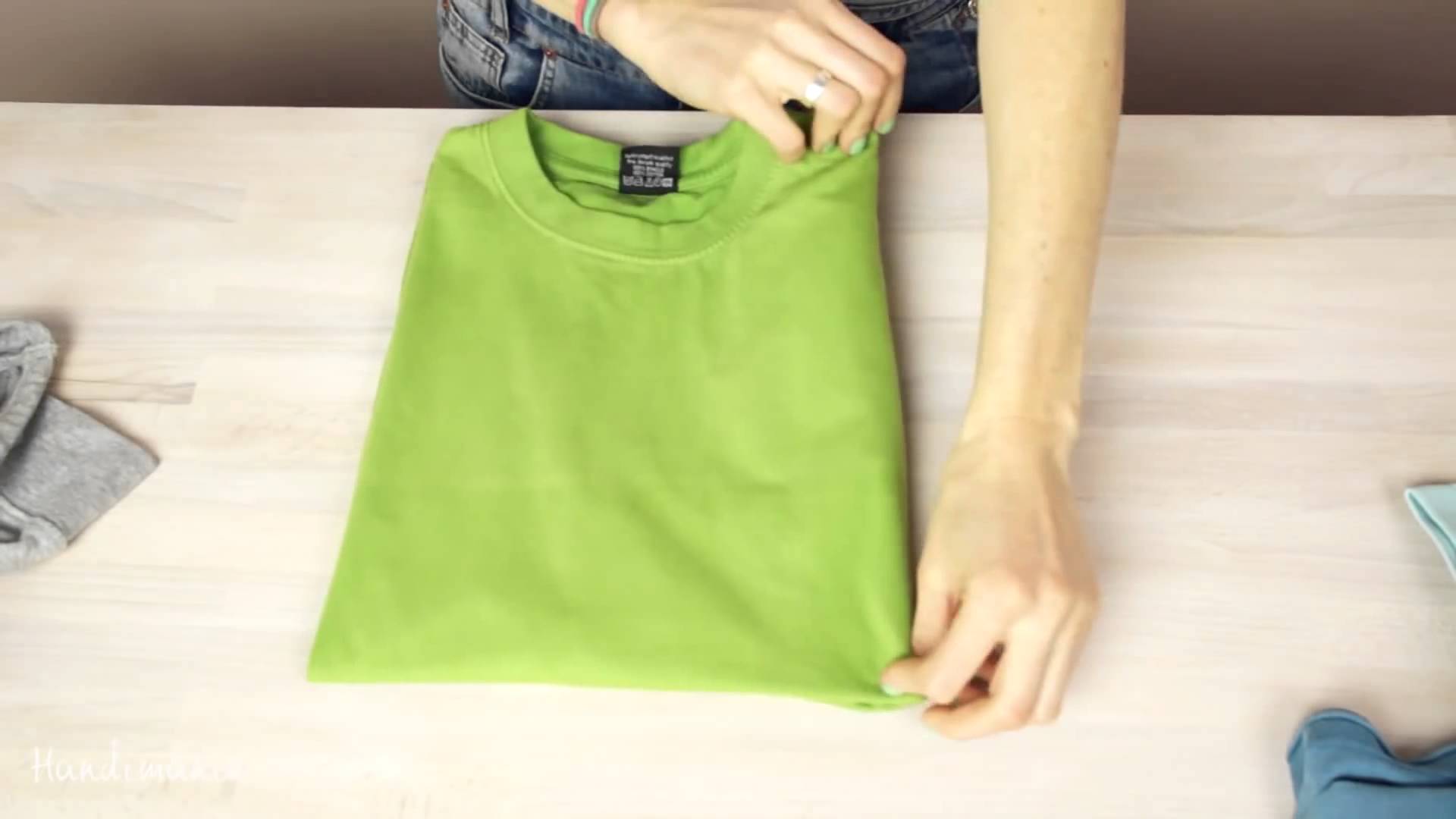 3 Cách gấp áo thun đẹp và nhanh nhất (How to fold a T-shirt like a Pro - 3 ways)