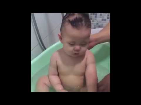 Em bé vừa tắm vừa ngủ gật khiến người xem phì cười vì đáng yêu