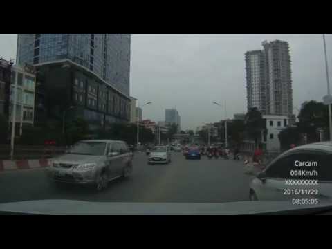 Hàng loạt xe máy đụng nhau ngã xuống đường 