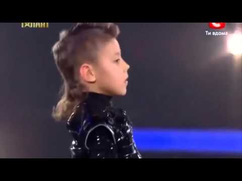 ''Đứng hình'' với khả năng nhào lộn trên không của tài năng nhí