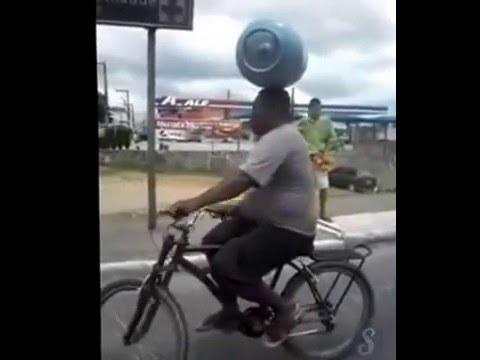 Người đàn ông đội "bom" đạp xe băng băng trên phố