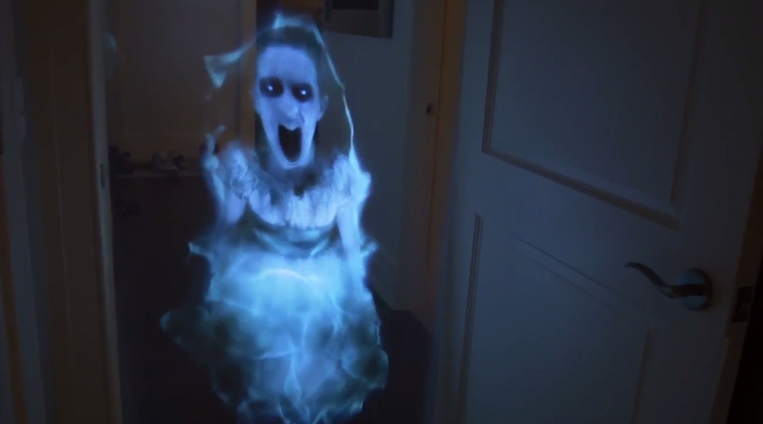 Dọa ma bạn gái bằng công nghệ Hologram