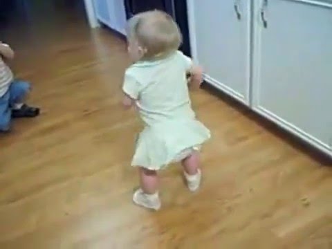 Baby diapers swinging shut as adults   Bé đóng bỉm nhún nhảy như người lớn