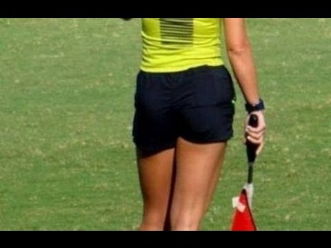 Những khoảnh khắc siêu hài hước không đỡ nổi của trọng tài