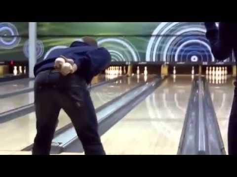 Pha ném bowling đẳng cấp bằng bóng chầy