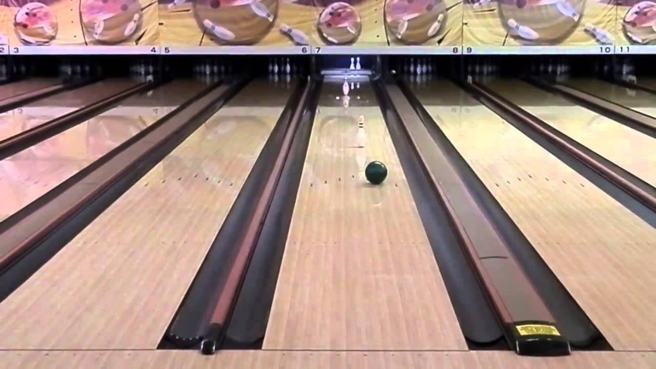 Màn ném bóng bowling tránh chướng ngại vật xuất sắc