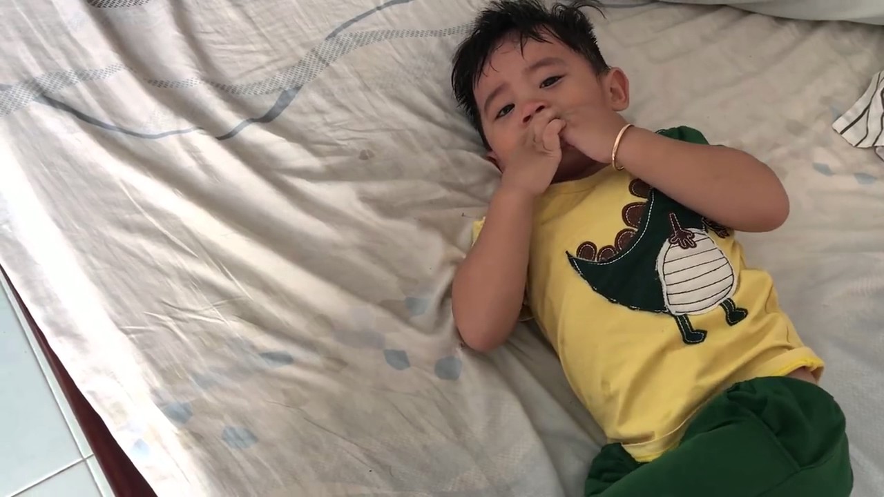 Em bé phản ứng kịch liệt khi bố nói tiếng Nghệ An