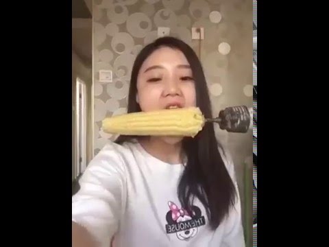 Cô gái bị hói đầu vì ăn bắp bằng máy khoan