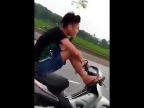 Lái xe máy bằng chân, tay cầm điện thoại... gọi mẹ