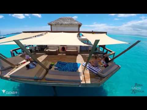 Quán bar nỗi tiếng giữa lòng đại dương 