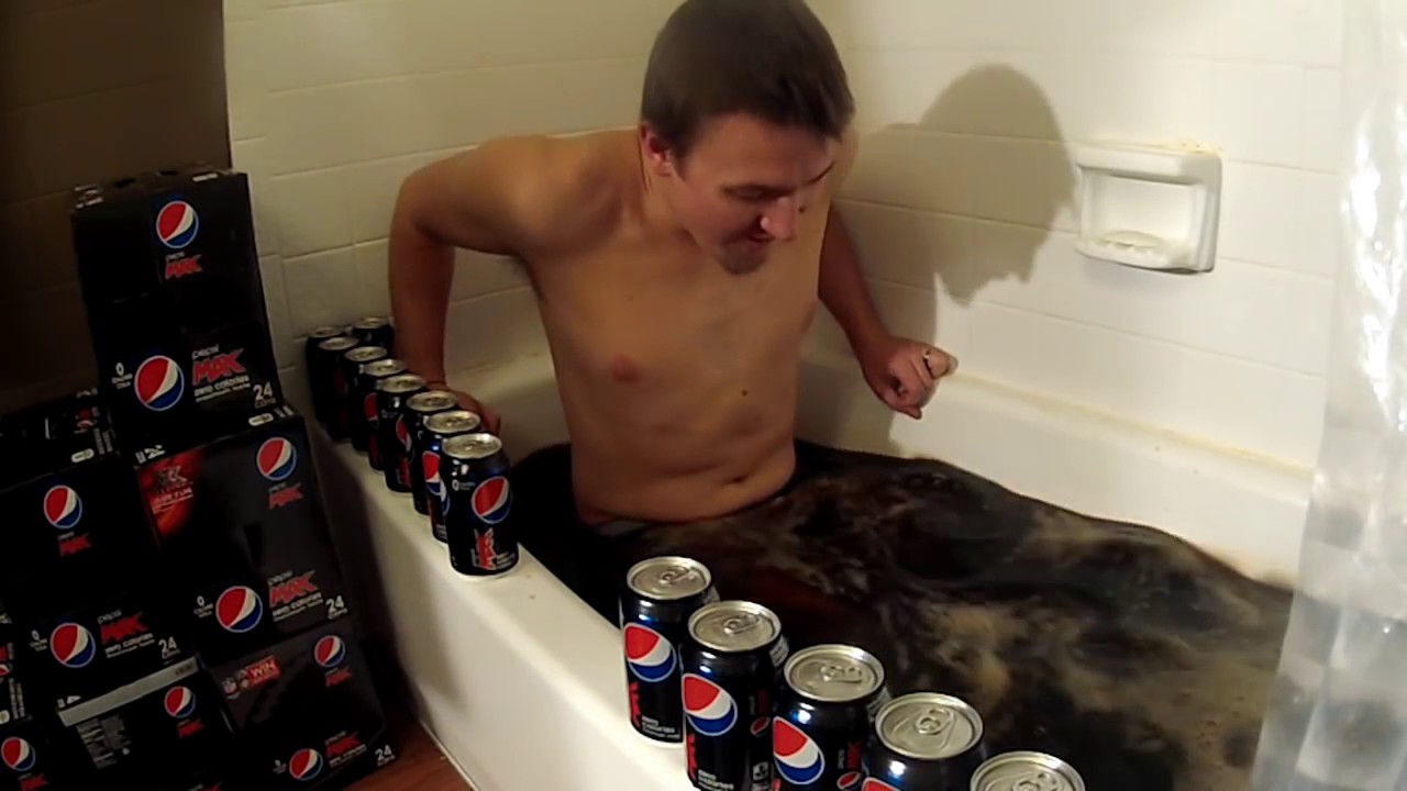 Thanh niên tắm trong 1000 Lon Pepsi