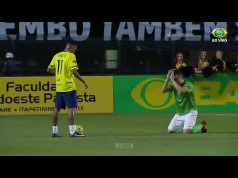Đối thủ quỳ lạy, chắp tay cầu xin Neymar ngừng lừa bóng