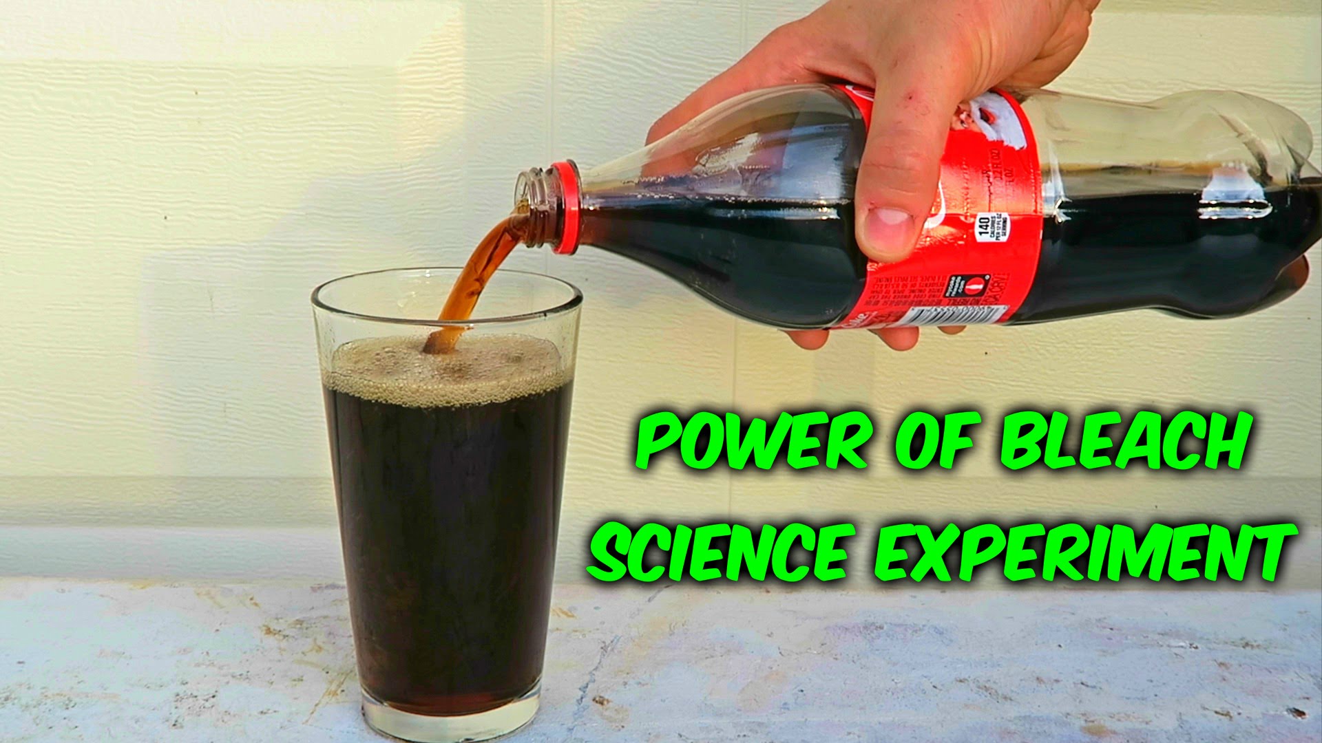 Chuyện gì xảy ra khi bạn trộn Coca Cola với nước tẩy?