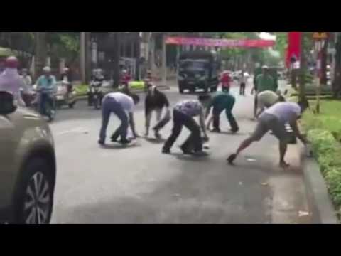 Người dân Vũng Tàu gom bia giúp tài xế xe tải