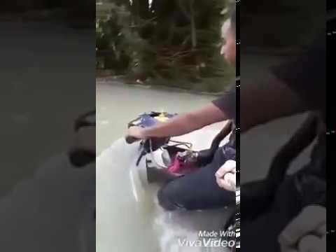 Xe máy "lội" nước tài tình như tàu ngầm