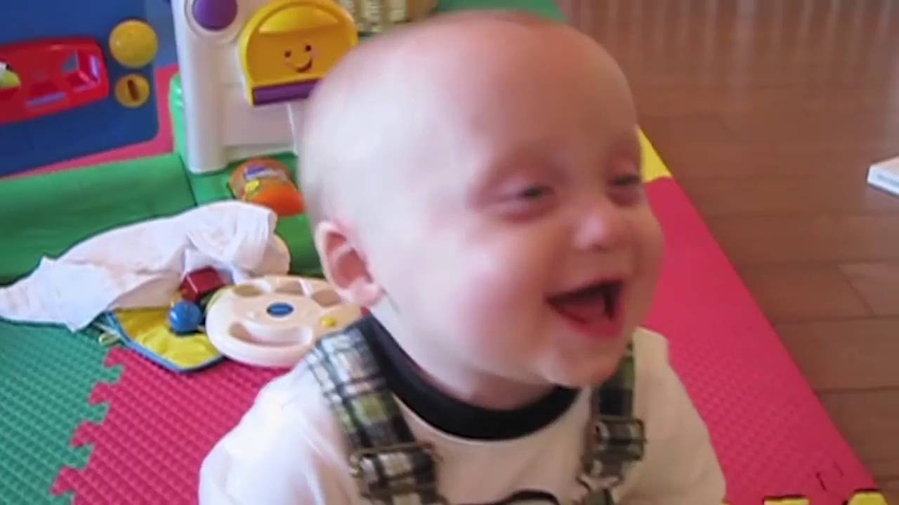 Bật cười với hình ảnh đáng yêu khi bé hắt xì