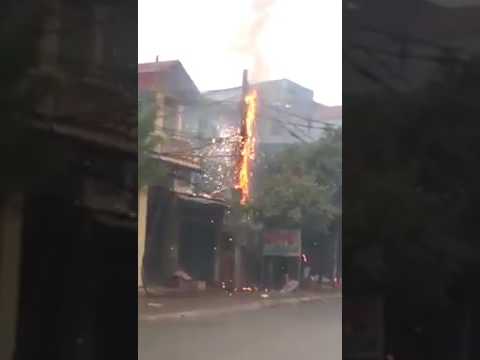 Cột điện cháy nổ như pháo hoa