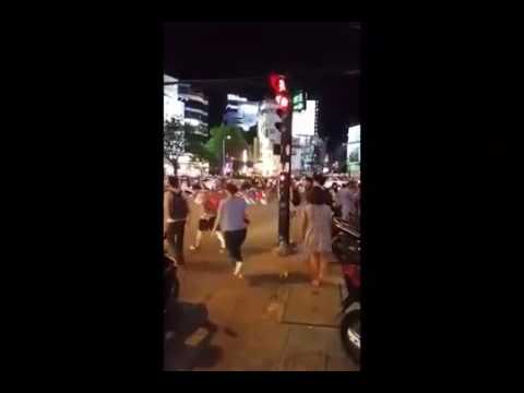 Hai anh Tây lao ra chặn xe máy cho người đi bộ qua đường Sài Gòn
