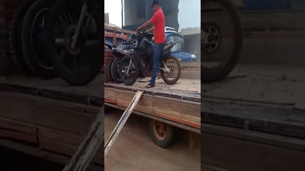 Ngã dập mặt khi phi xe máy từ thùng ôtô 