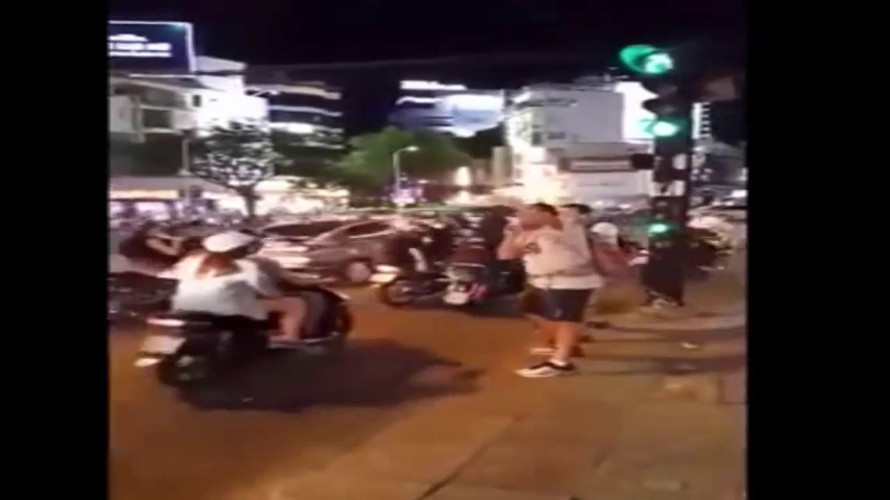 Hai anh Tây lao ra chặn xe máy cho người đi bộ qua đường Sài Gòn