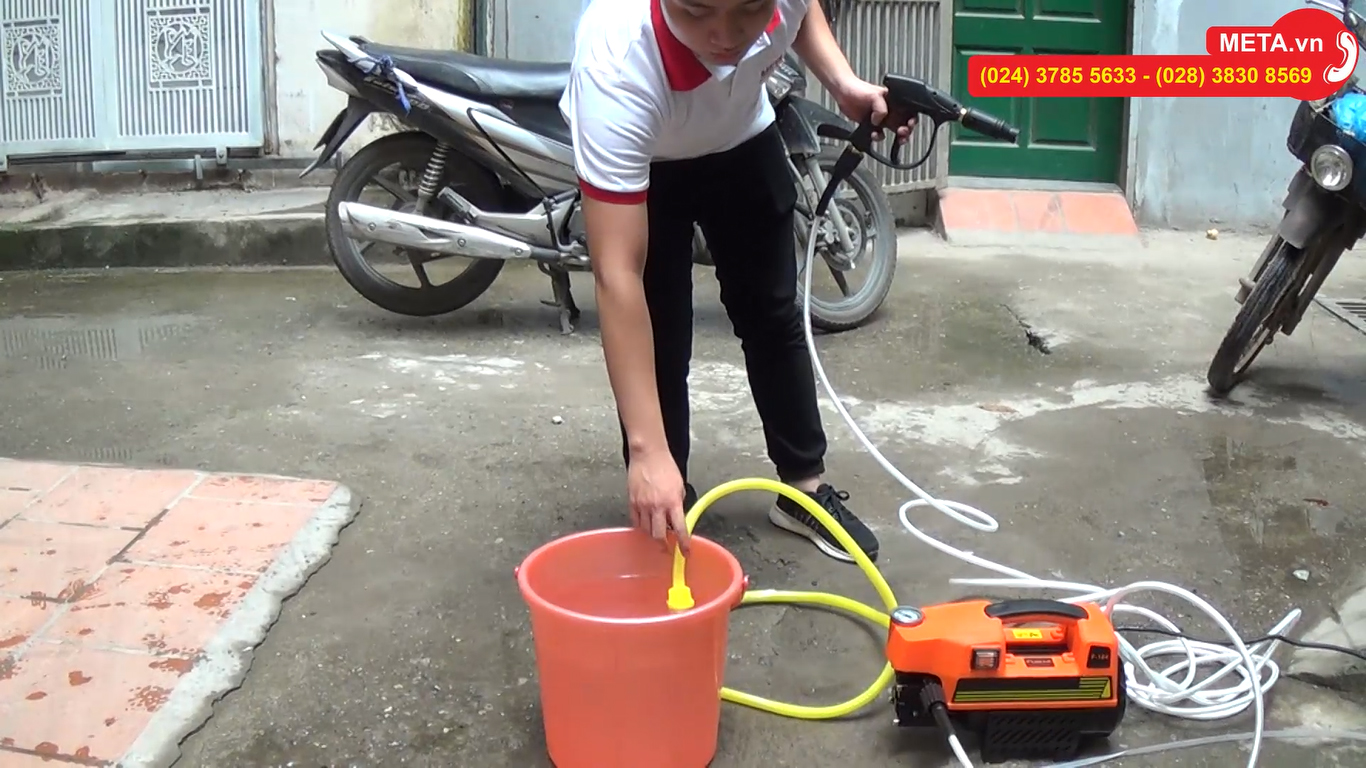Máy rửa xe Fumak F-184 tự hút nước từ xô chậu, mô tơ từ 100% dây đồng, giá chỉ 1.590.000đ