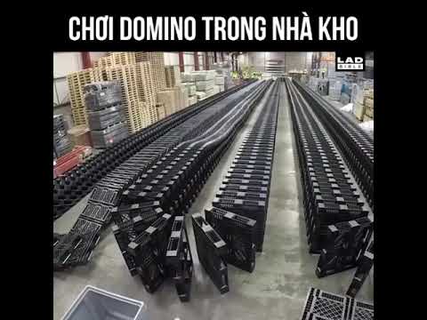 Chơi Domino trong nhà kho
