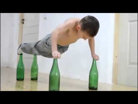 Cậu bé 7 tuổi chống đẩy trên 4 cái chai