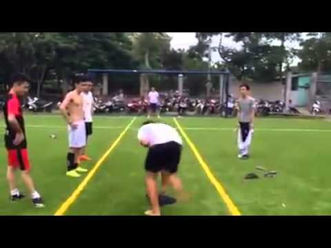 Xoay xong hơn chục vòng mà sút pen đẹp như CR7