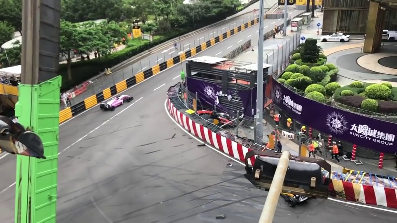Va chạm ở tốc độ 270 km/h, nữ tay đua 17 tuổi bị hất tung lên trời