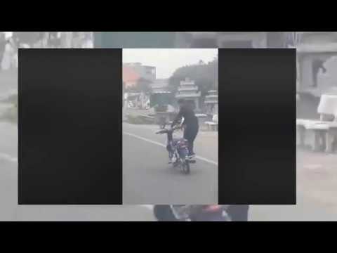Nam thanh niên đi xe máy như lướt sóng trên đường