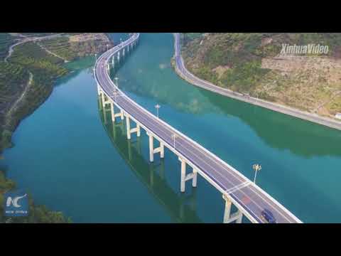 Đường cao tốc nằm giữa lòng sông đẹp nhất thế giới