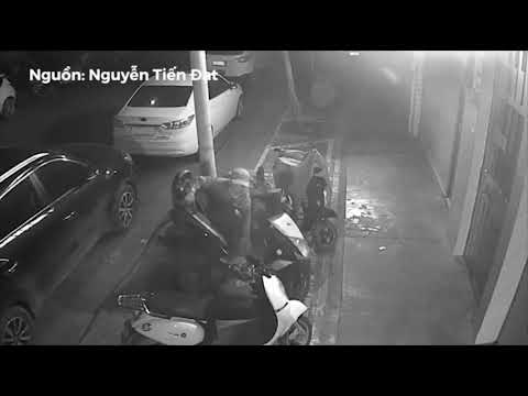 Bẻ khóa bất thành, trộm nhấc bổng xe máy bê đi