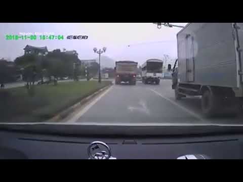 Tài xế xe tải phanh gấp tránh xe điện vượt ẩu