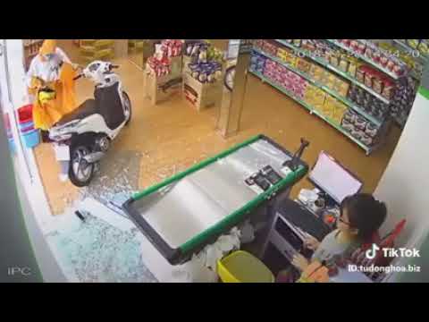 Nữ nhân viên tá hỏa khi 'Ninja lead' lao xe vào cửa hàng