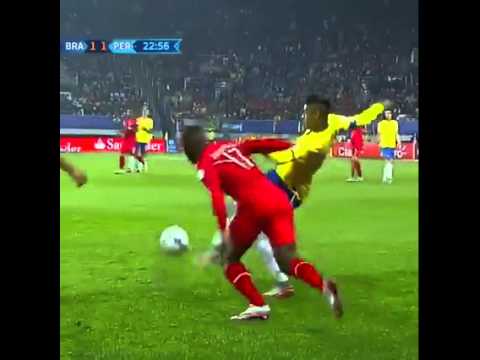 Neymar tâng bóng qua đầu đối phương 2 lần