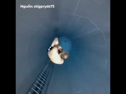 Lặn xuống đáy hồ nước sâu 33 m trong tư thế ngồi thiền