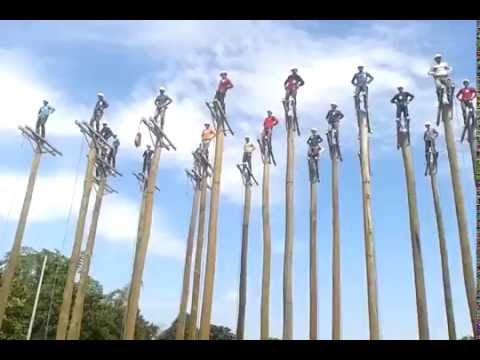 Thợ điện vui tính nhảy trên cột điện, quẩy nhiệt luôn