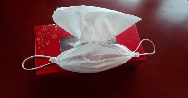 Bác sĩ hướng dẫn làm khẩu trang từ giấy