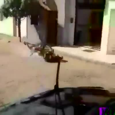 Đi xe máy như thế này thì ai còn dám đi cùng 