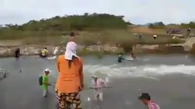 Hàng trăm người bắt cá dưới đập thủy lợi ở Bình Thuận
