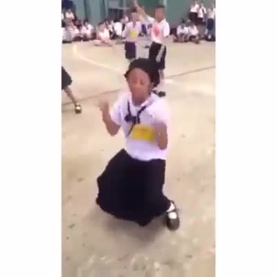 Khi nhạc lên, em quẩy nhiệt tình 