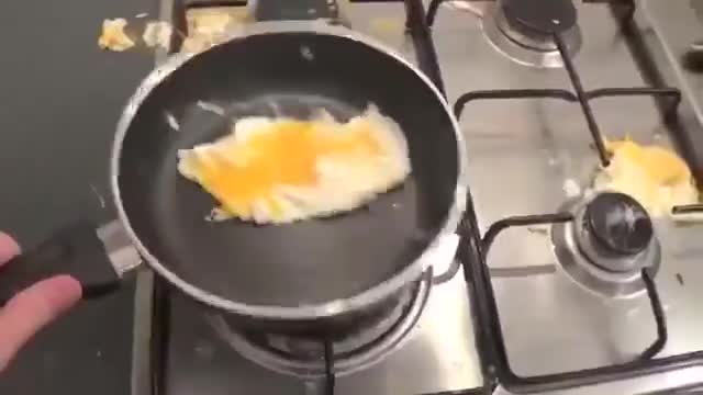 Cách rán trứng không giống ai 