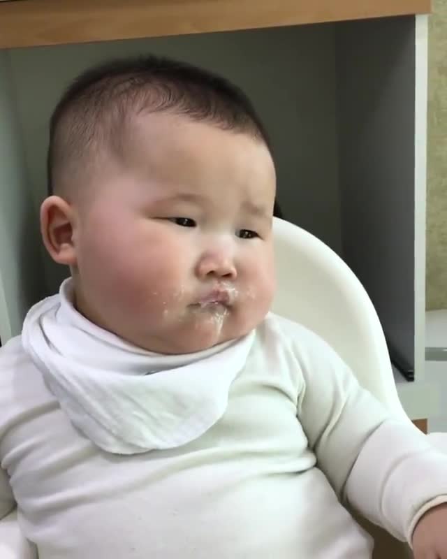 Đang buồn ngủ mà cứ bắt ăn 